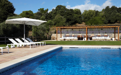 Tumbonas, césped bien cuidado y pérgolas 